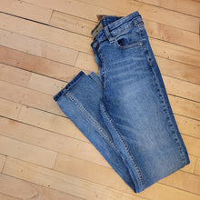 Load image into Gallery viewer, Joe's Jeans size 16
