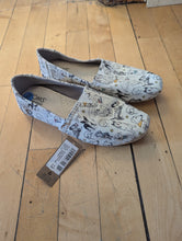 Load image into Gallery viewer, Toms Belmont White Office Dogs Flats BNWT 6.5