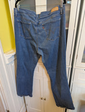 Load image into Gallery viewer, Levi's 515 Bootcut Jeans 18