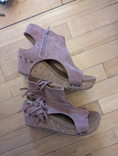 Load image into Gallery viewer, Very G Sandals Wedge Sandals 8