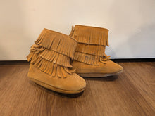 Load image into Gallery viewer, Baby Fringe Lined Boots