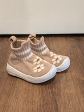 Load image into Gallery viewer, Engtoy Pull On Daisy Baby Shoes 4.5