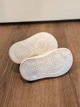 Load image into Gallery viewer, Engtoy Pull On Daisy Baby Shoes 4.5