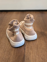 Load image into Gallery viewer, Engtoy Pull On Daisy Baby Shoes 4.5