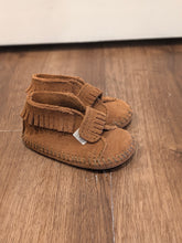 Load image into Gallery viewer, Minnietonka Infant Moccasins 2