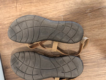 Load image into Gallery viewer, B.O.C by Born, Tan Sandals 7m