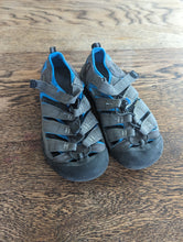 Load image into Gallery viewer, Keens Kids Sandals size 3
