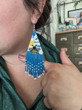 Load image into Gallery viewer, Daisy &amp; Bee Beaded Earring

