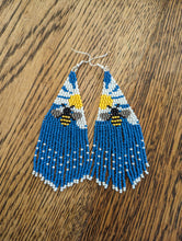 Load image into Gallery viewer, Daisy &amp; Bee Beaded Earring
