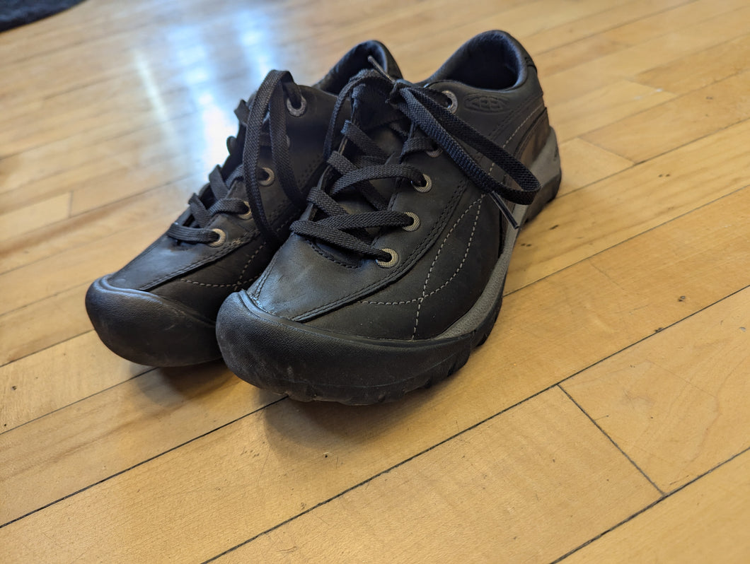 Keen Black Leather Shoes size 6