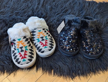 Load image into Gallery viewer, Ivory Aztec Pattern Furry Slippers

