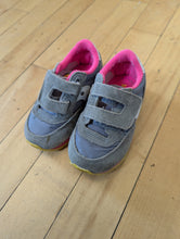 Load image into Gallery viewer, Saucony Grey Tennis Shoes 5.5m
