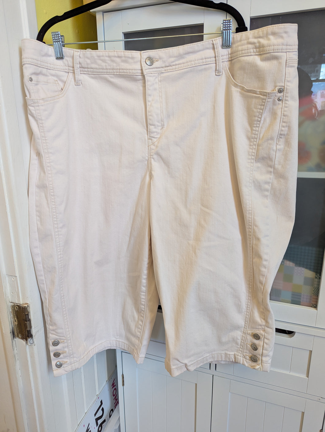 Gloria Vanderbilt White Shorts 22