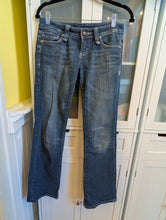 Load image into Gallery viewer, Miss Me Jeans 26
