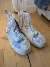 Load image into Gallery viewer, Art Class High Tops Kids 3 BNWT
