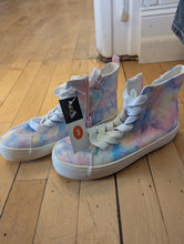 Load image into Gallery viewer, Art Class High Tops Kids 3 BNWT
