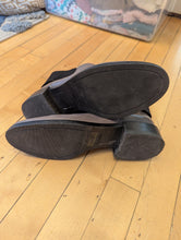 Load image into Gallery viewer, Clarks Chelsea Boots in Gray 9
