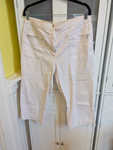 Load image into Gallery viewer, Karen Scott White Capris 12
