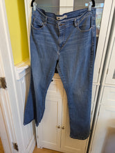 Load image into Gallery viewer, Levi's 515 Bootcut Jeans 18

