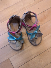 Load image into Gallery viewer, Cat &amp; Jack Metallic Sandals 7
