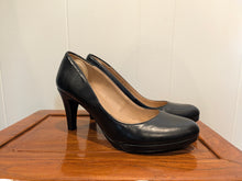 Load image into Gallery viewer, Naturalizer Black Pumps 8M

