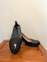 Load image into Gallery viewer, Naturalizer Black Pumps 8M
