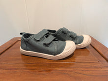 Load image into Gallery viewer, Cat &amp; Jack Green Tennis Shoes 8
