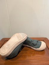 Load image into Gallery viewer, Cat &amp; Jack Green Tennis Shoes 8
