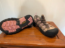Load image into Gallery viewer, Keens Targhee Brown &amp; Pink Waterproof Hiking Shoe US3/EU 35
