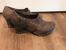 Load image into Gallery viewer, Dansko Ryder Clogs 39
