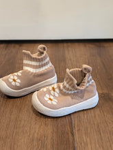 Load image into Gallery viewer, Engtoy Pull On Daisy Baby Shoes 4.5
