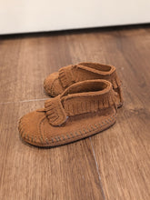 Load image into Gallery viewer, Minnietonka Infant Moccasins 2
