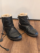 Load image into Gallery viewer, UGG Cove Shearling Ankle Boots 9
