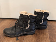 Load image into Gallery viewer, UGG Cove Shearling Ankle Boots 9
