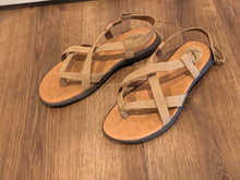 Load image into Gallery viewer, B.O.C by Born, Tan Sandals 7m
