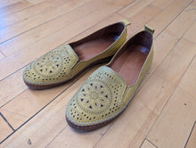 Load image into Gallery viewer, Spring Step Ingrid Flats 38
