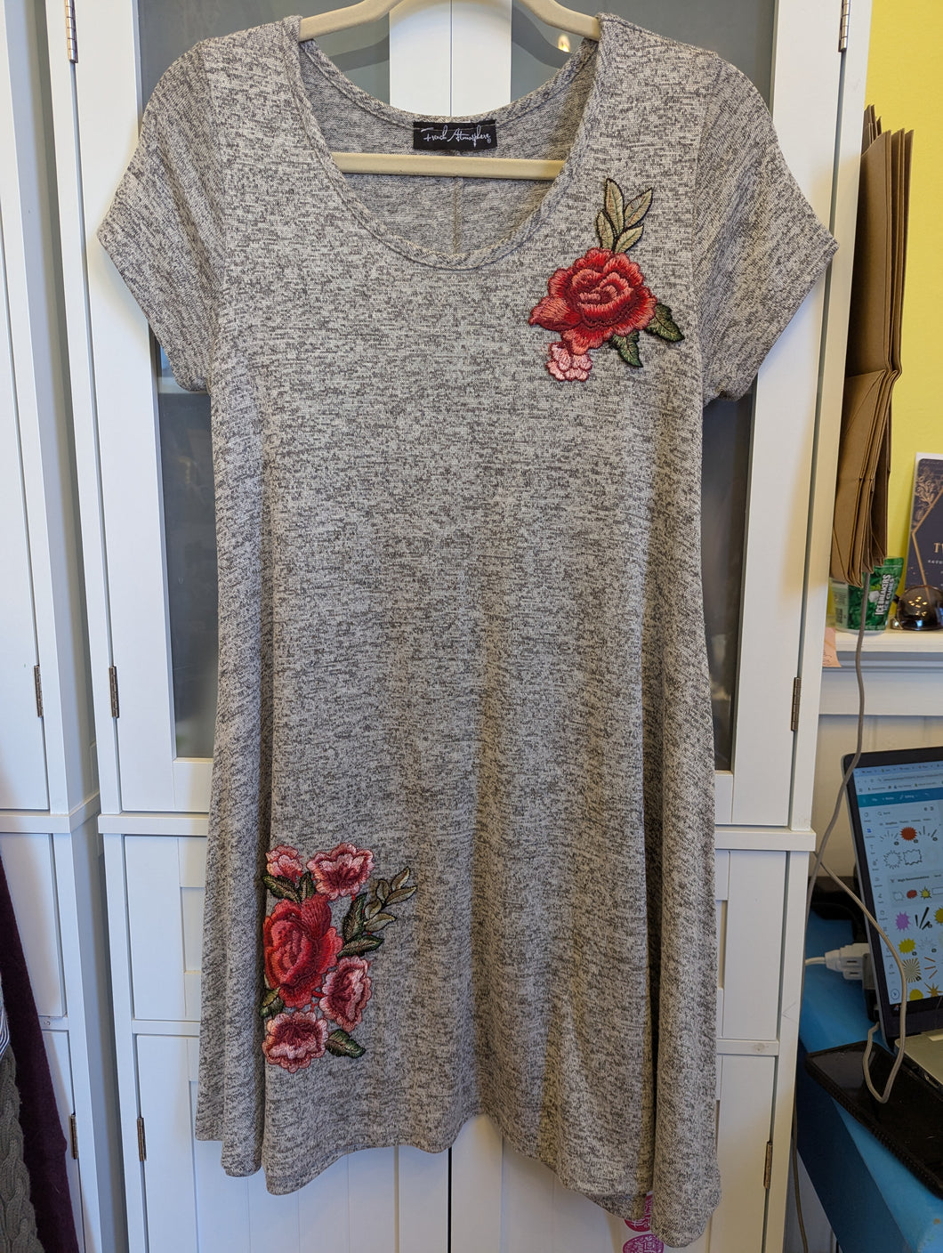 French Atmosphere S Knit Dress with Floral Appliques