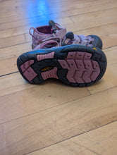 Load image into Gallery viewer, Keens Pink Sandals 9
